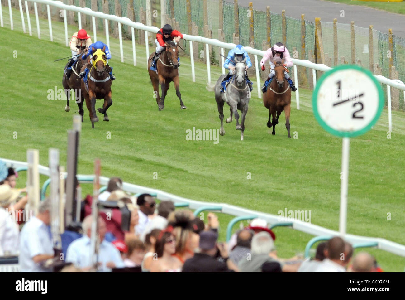 Lady Florence unter L.P.Keniry (zweite rechts) gewinnt beim Ladies Day beim August Festival auf der Brighton Racecourse die totesportgames.com Fohlen Handicap Stakes. Stockfoto