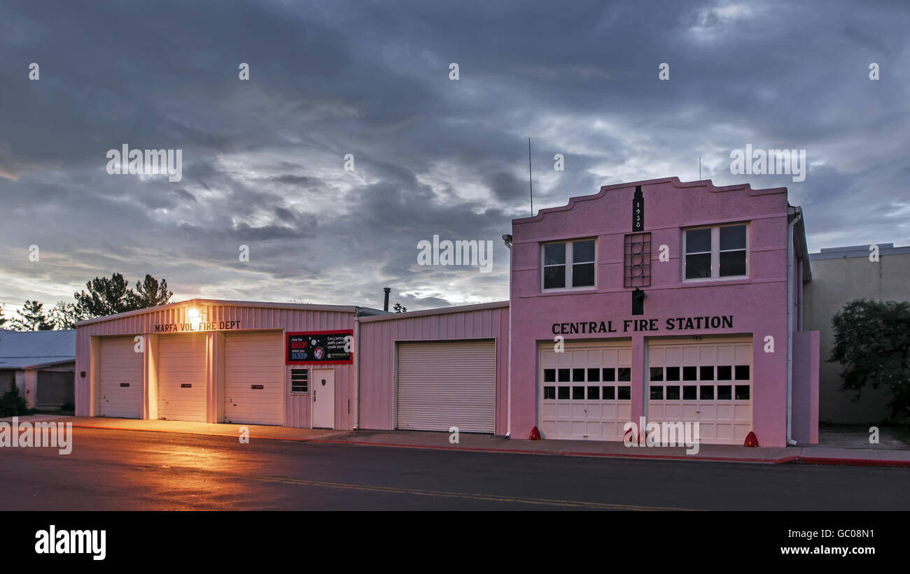 Bahnhof der dei Feuerwehr in Marfa, Texas, der Heimat der Chinati Foundation des Künstlers Donald Judd. Stockfoto