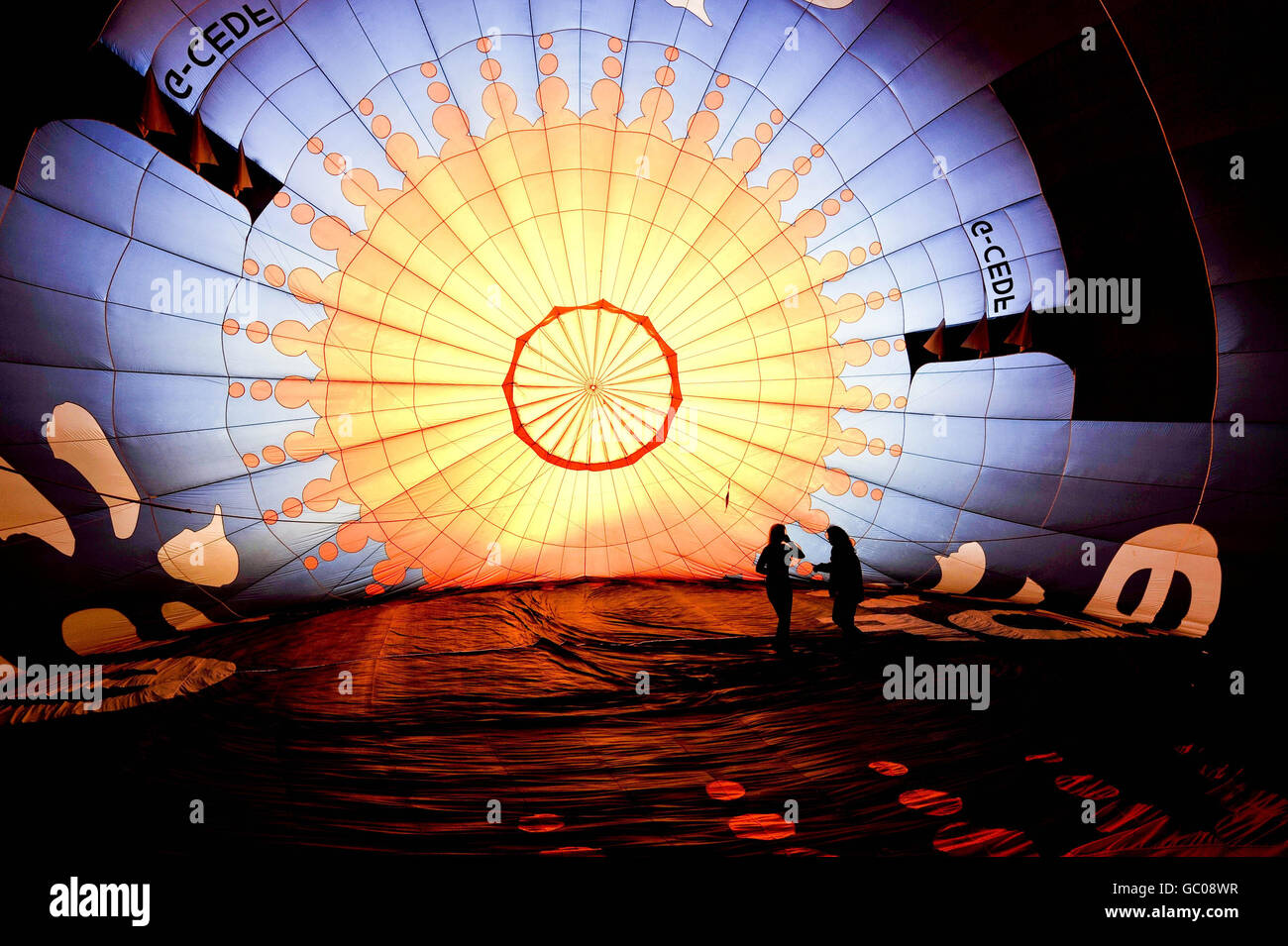 Luftballon riesig aufblasen -Fotos und -Bildmaterial in hoher Auflösung –  Alamy