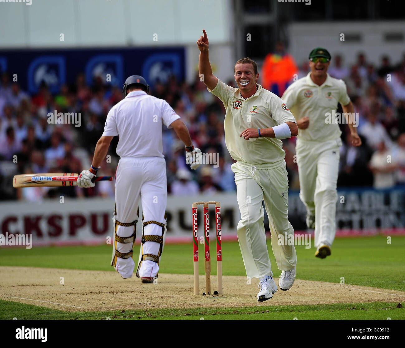 Cricket - The Ashes 2009 - npower Vierter Test - Tag 1 - England gegen Australien - Headingley. Der Australier Peter Siddle feiert das Wicket des englischen Kapitäns Andrew Strauss beim vierten Test in Headingley, Leeds. Stockfoto