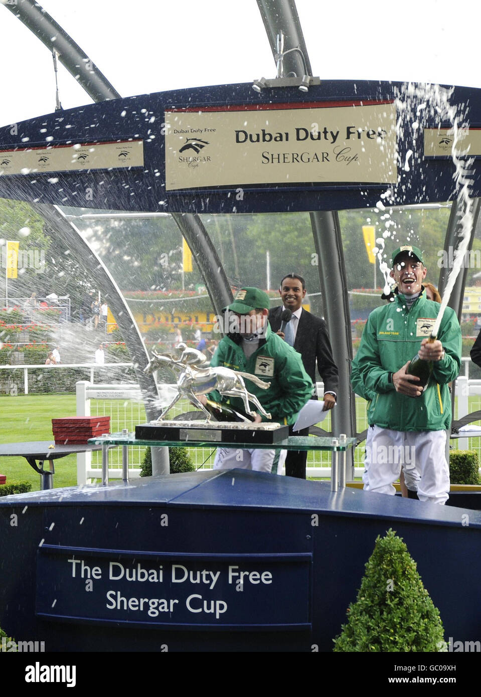 Irland feiert den Sieg im Shergar Cup, als Neil Callan (links) und Richard Hughes den Champagner während des Dubai Duty Free Shergar Cup Day auf der Ascot Racecourse, Bekshire, sprühen. Stockfoto