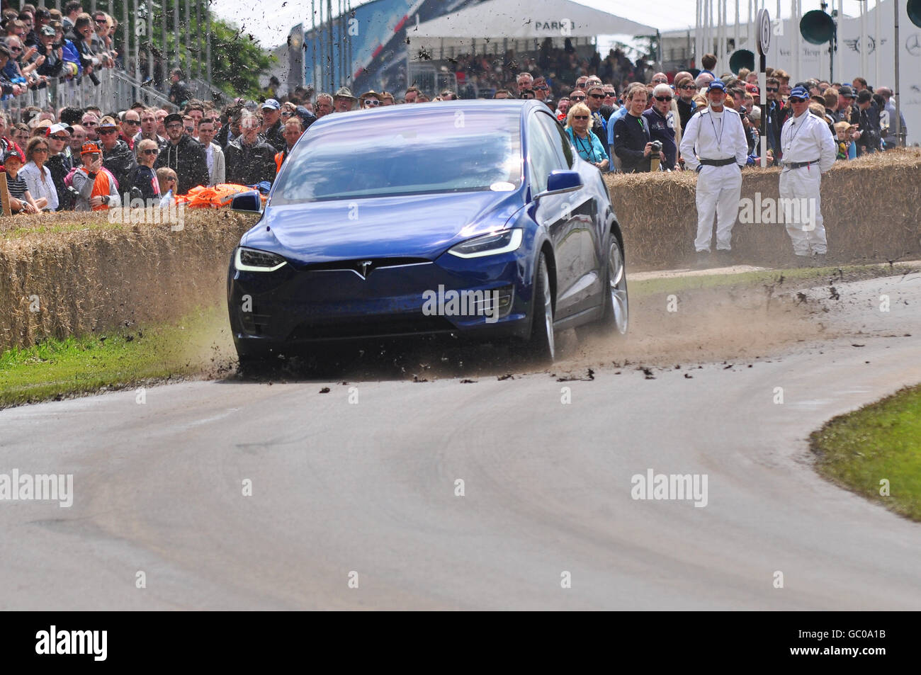 Tesla Model X P90D ist ein Full-size Elektro-Crossover-SUV von Tesla Motors, hier auf dem Goodwood Hillclimb Rennen gemacht Stockfoto