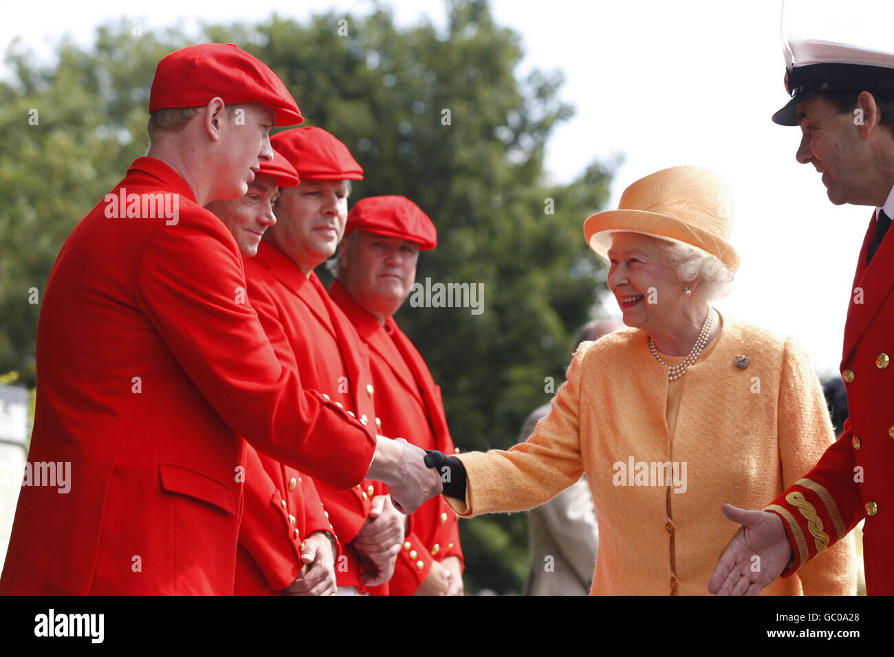 Königin Elizabeth II. Trifft ihr Team von Swan Oppers, als sie in Boveney Lock, in der Nähe von Windsor, England, ankommt, um die Zählung der Schwan zu beobachten. Stockfoto