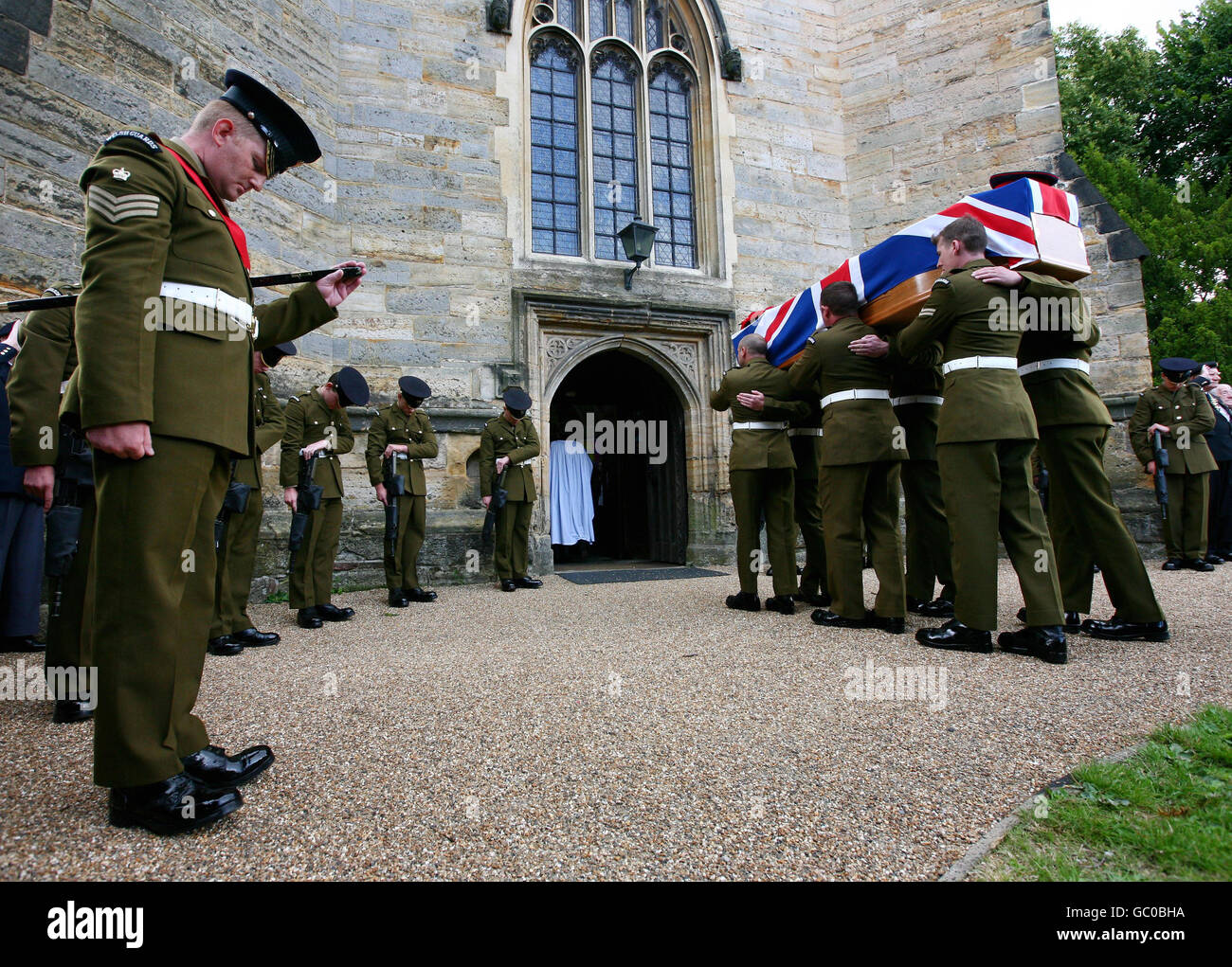 Der Sarg von Private John Brackpool betritt die St. John's Church in Crawley, West Sussex. Pte Brackpool, 27, von Prince of Wales's Company, 1. Bataillon Welsh Guards, starb am 9. Juli an einer Schusswunde nach einem Kampf mit Aufständischen in der Nähe von Lashkar Gah. Stockfoto