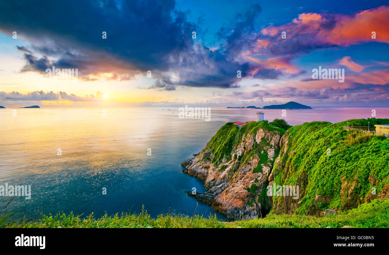 Hong Kong Leuchtturm bei Sonnenaufgang, Hok Tsui Cape d ' Aguilar schöne Landschaft Stockfoto