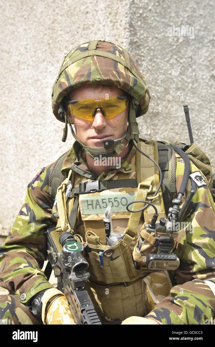 Offizier, der Major Ewan Harris vom 1. Bataillon Royal Welsh während einer Trainingsübung vor dem Einsatz in Brecon befehligt hatte, bevor sie Anfang Oktober nach Afghanistan eingeliefert wurde. Stockfoto