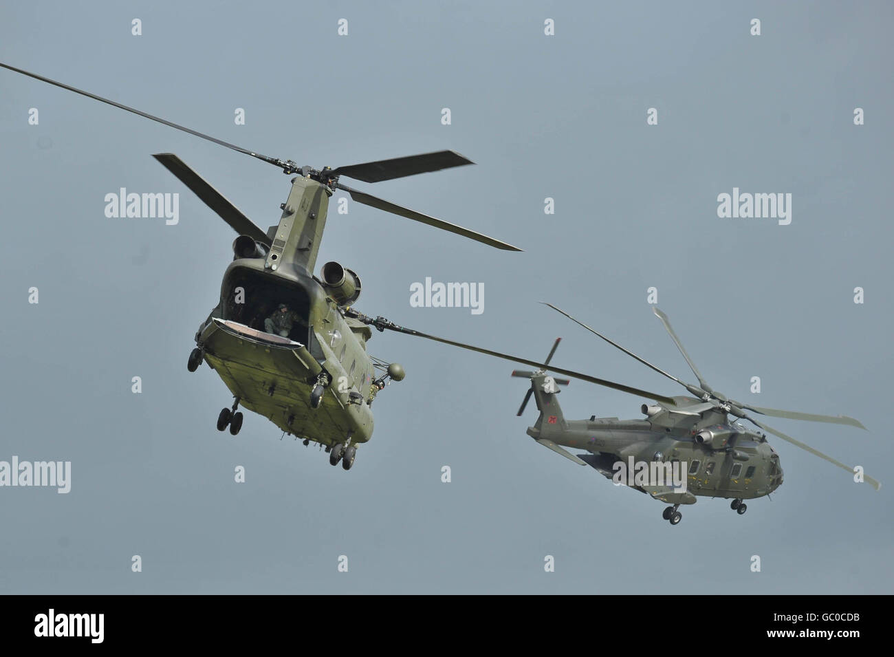 Ein Chinook-Hubschrauber folgt einem Merlin-Hubschrauber während einer Trainingsübung vor dem Einsatz für das 1. Bataillon Royal Welsh, bevor es Anfang Oktober nach Afghanistan geflogen ist. Stockfoto
