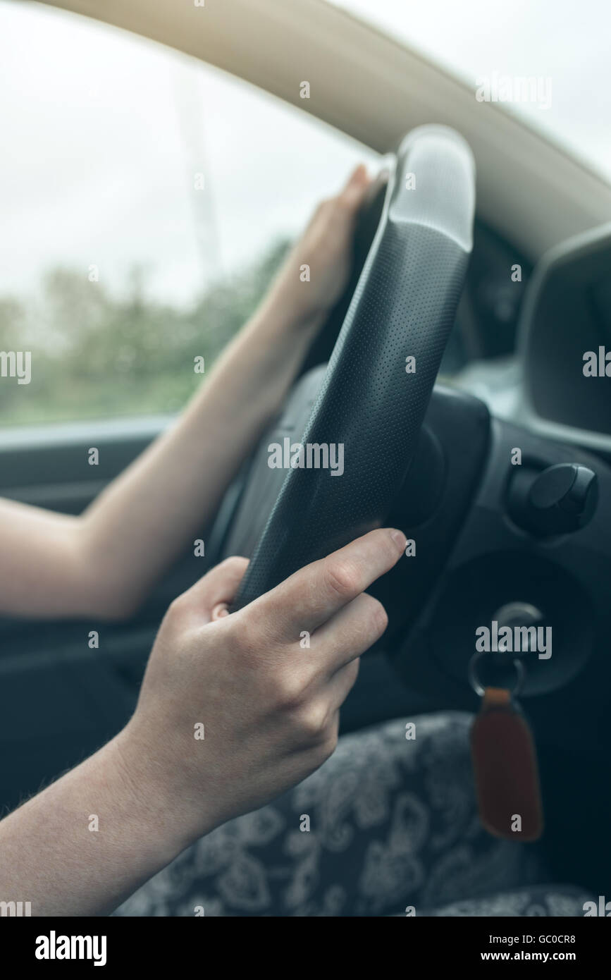Weibliche Hände auf Auto Lenkrad, Autofahrerin, selektiven Fokus Stockfoto