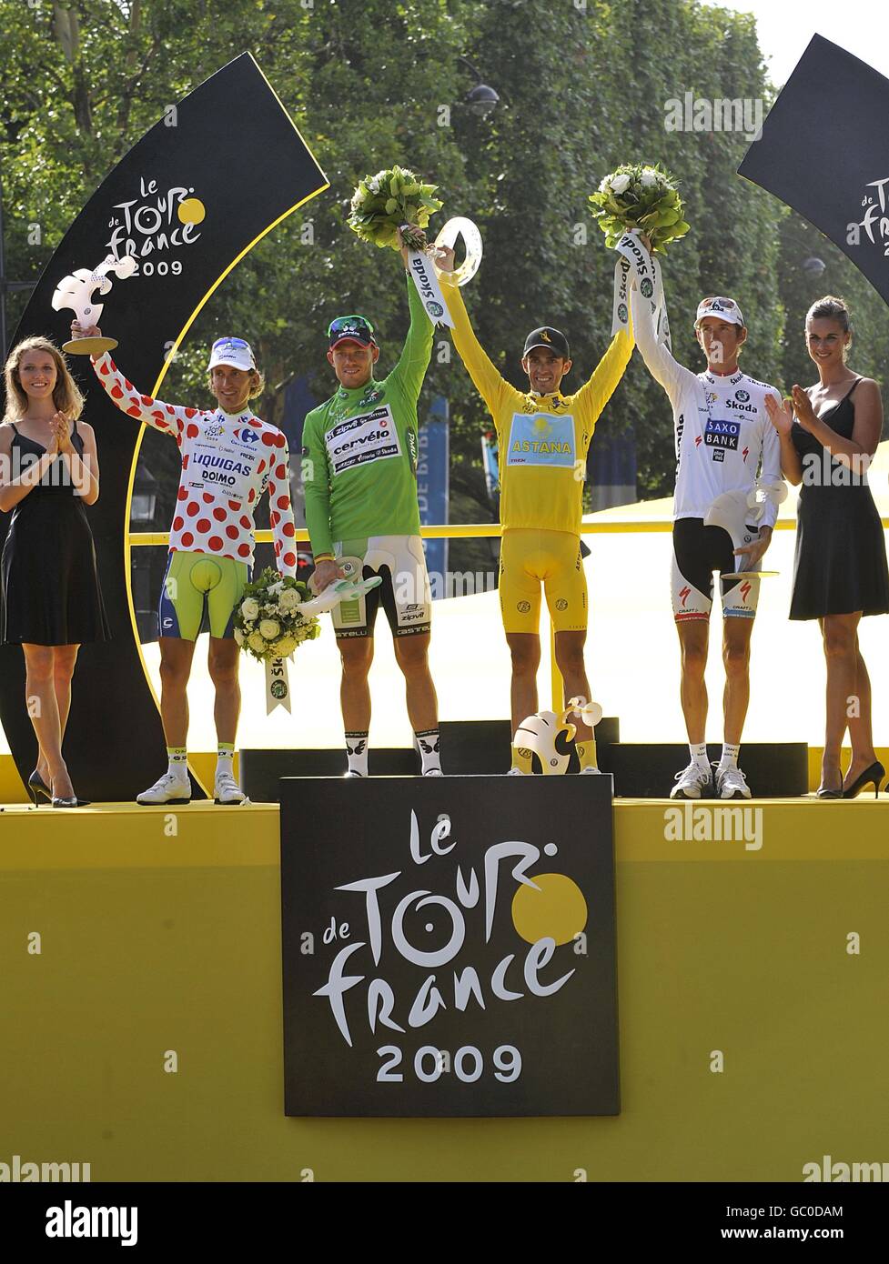 (Von links nach rechts) Franco Pellizotti, trägt das gepunktete Trikot des besten Kletterers, Thor Hushovd, trägt das grüne Trikot des besten Sprinters, Tour de France-Sieger Alberto Contador, trägt das gelbe Trikot des Gesamtführers, Und Andy Schleck, im besten weißen Trikot des jungen Fahrers, auf dem Podium die 21. Und letzte Etappe der Tour de France zwischen Montereau-Fault-Yonne und den Champs-Elysees in Paris. Stockfoto