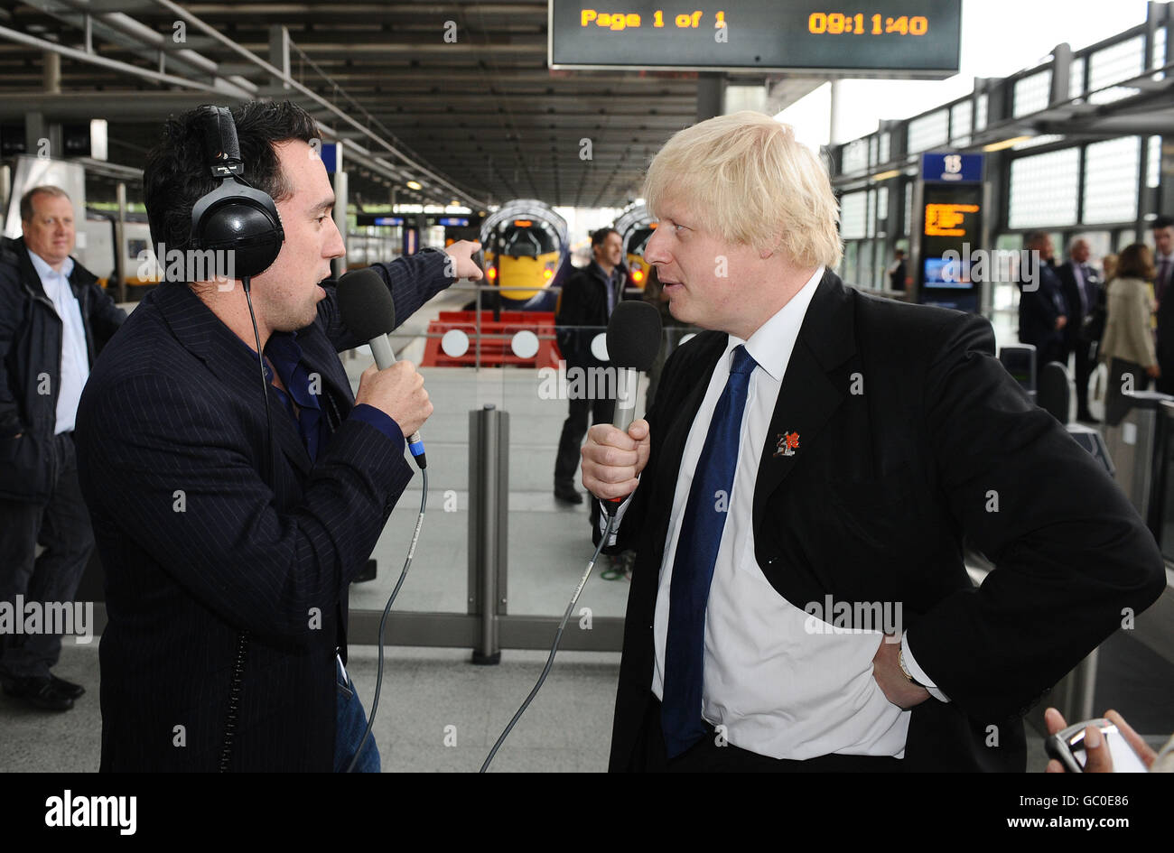 Christian O'Connell von Absolute Radio (links) und der Londoner Bürgermeister Boris Johnson während der Einführung des neuen Javelin Hochgeschwindigkeitszuges, der von Kings Cross Station nach Stratford Station in 7 Minuten fahren wird. Stockfoto