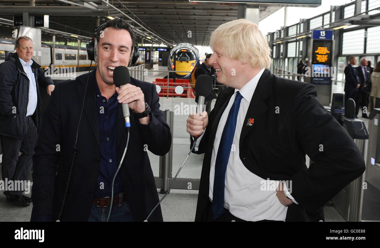 Christian O'Connell von Absolute Radio (links) und der Londoner Bürgermeister Boris Johnson während der Einführung des neuen Javelin Hochgeschwindigkeitszuges, der von Kings Cross Station nach Stratford Station in 7 Minuten fahren wird. Stockfoto