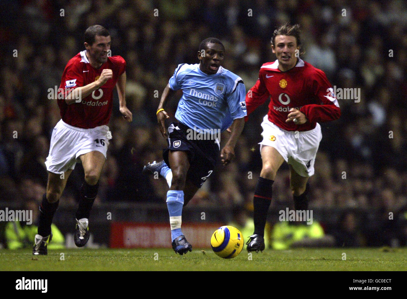 Shaun Wright-Phillips von Manchester City tritt gegen Roy Keane von Manchester United an (l) und Gabriel Heinze (r) Stockfoto