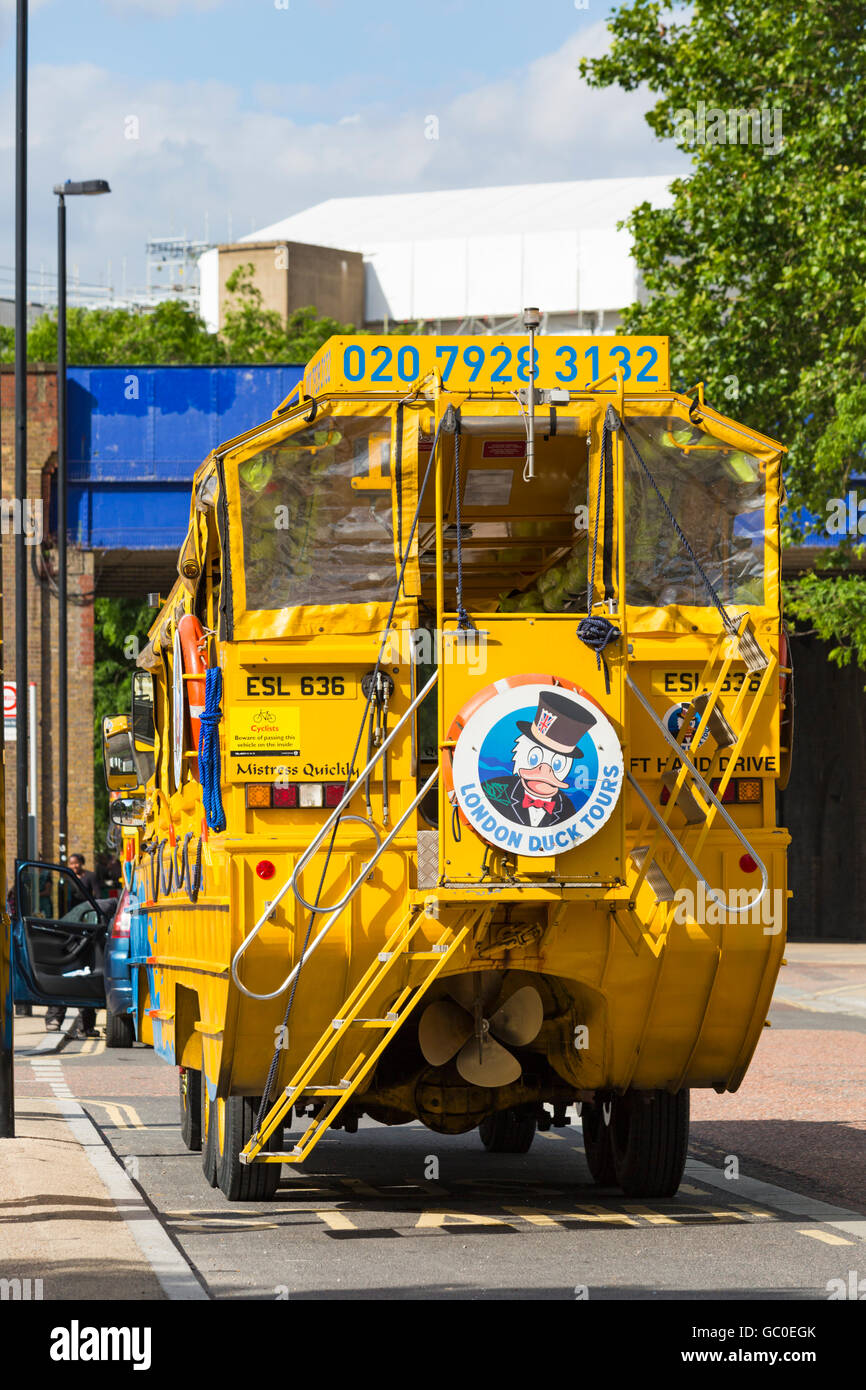 Rückansicht des London Duck Tours Amphibienfahrzeug geparkt in der Busspur bei Waterloo, London im Juli Stockfoto