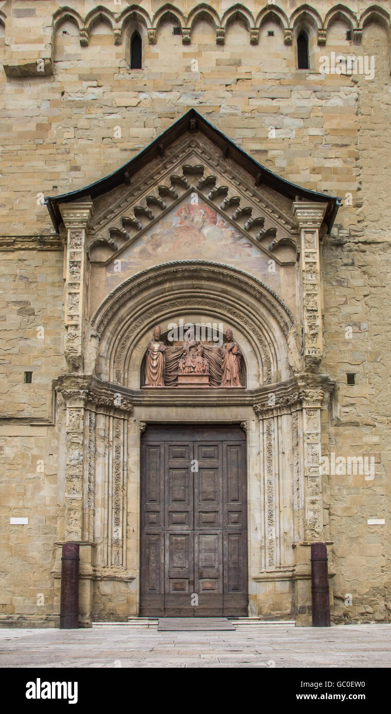 Tür auf den Dom im Zentrum von Arezzo, Italien Stockfoto