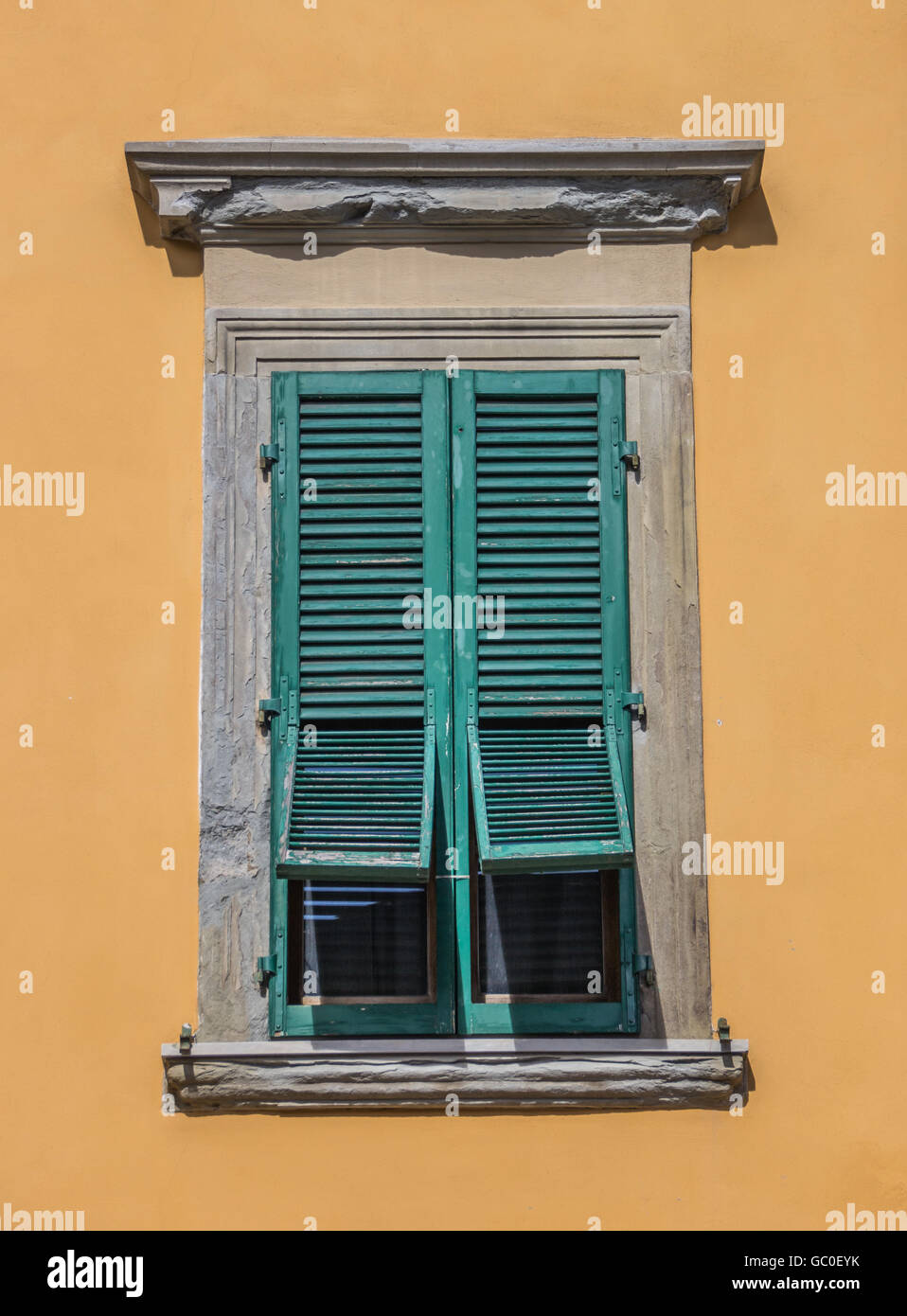 Typische italienische Fenster mit Jalousien halb in Arezzo offen Stockfoto