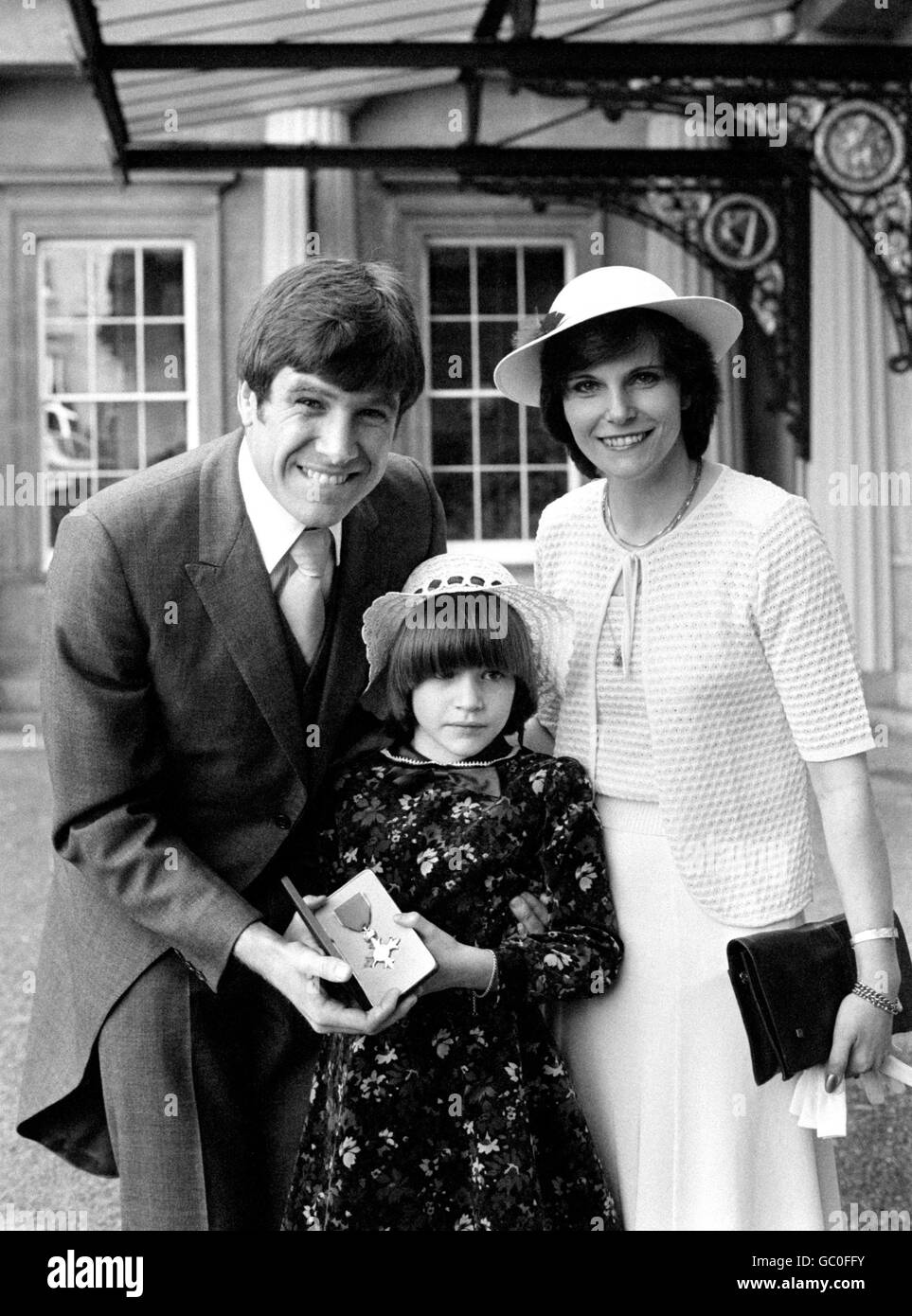 Emlyn Hughes zeigt seine OBE mit seiner Frau Barbara Und Tochter Emma nach seiner Investitur am Buckingham Palace Stockfoto