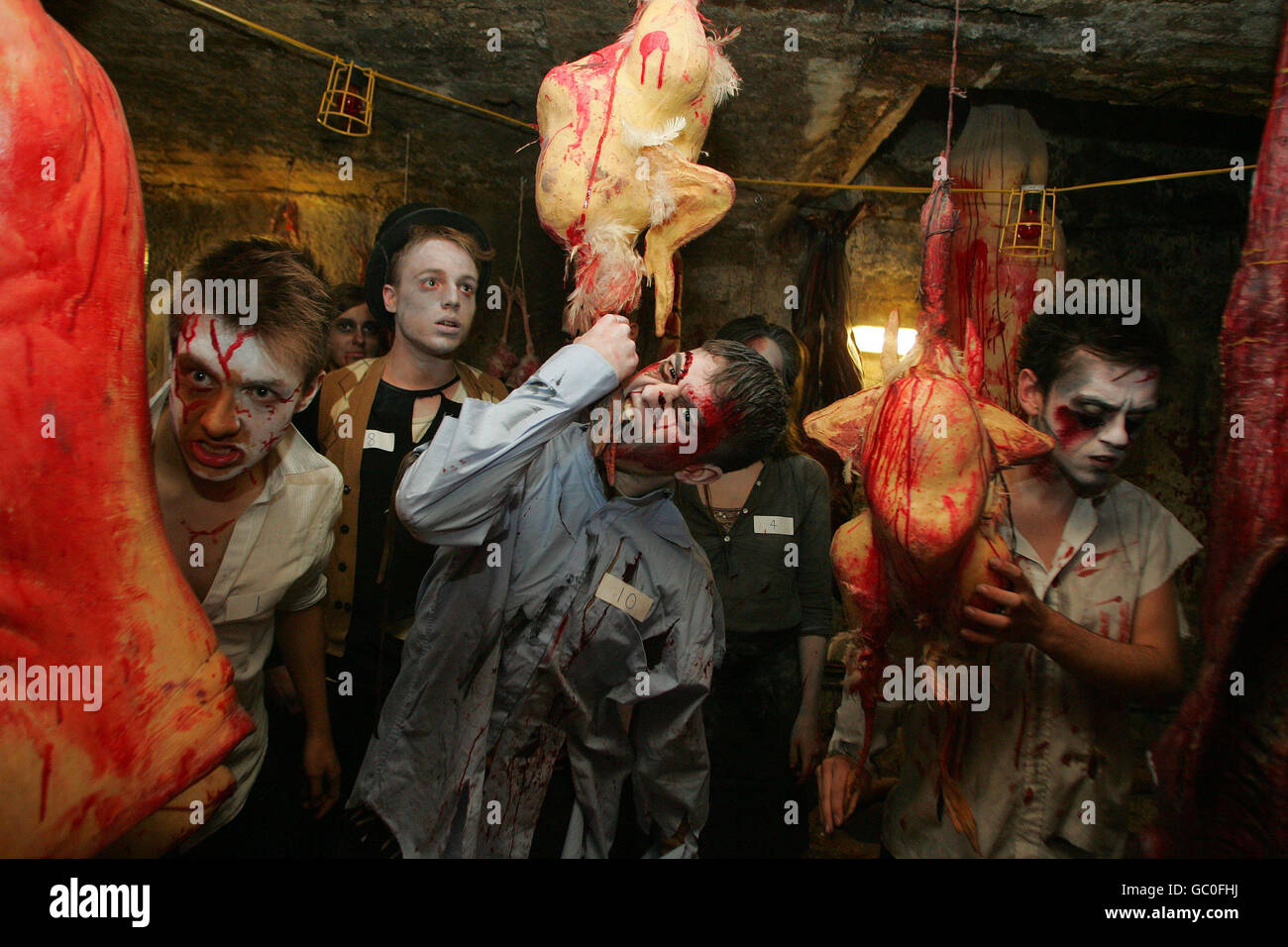 Zombie-Hoffnungsträger spielen bei der London Bridge Experience (LBE) im Zentrum von London für eine 30,000-jährige Position als Zombie, um Teil der Attraktion zu werden. Stockfoto