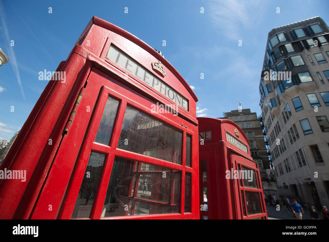 Rote Telefonzellen in einer Linie außerhalb Charing Cross train Station, London, England, UK Stockfoto