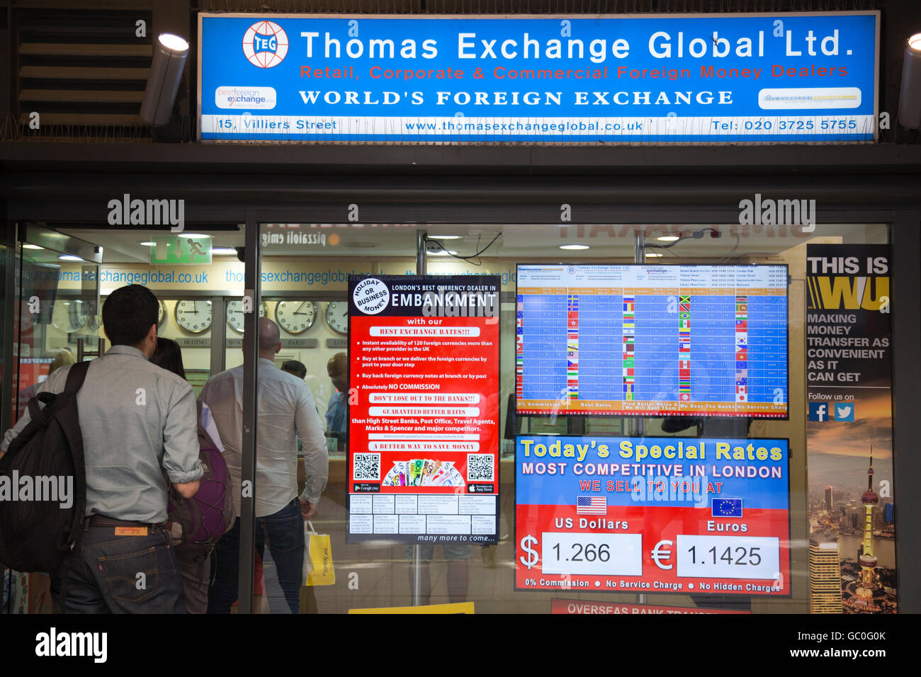 Menschen Schlangestehen vor einem Devisen-Büro in London als Sterling Folien in Wert, UK zu Urlaub Währung Stockfoto