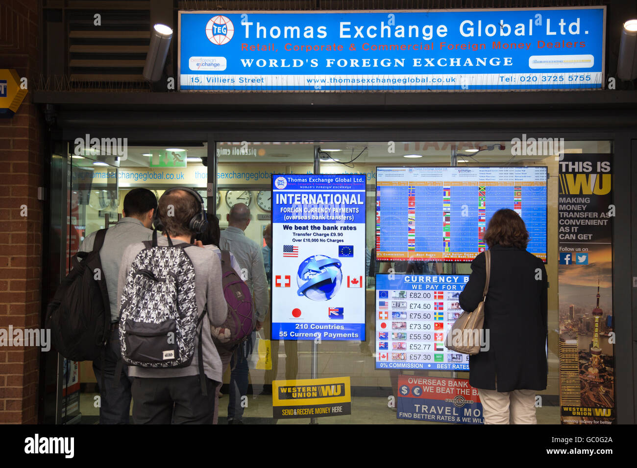 Menschen Schlangestehen vor einem Devisen-Büro in London als Sterling Folien in Wert, UK zu Urlaub Währung Stockfoto