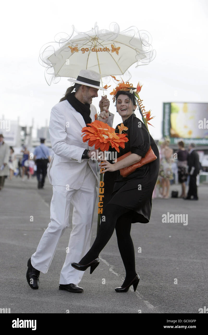 Henk Van Enk und Trish Burns kommen zum Ladies Day während des Sommerfestivals in Galway Racecourse, Galway. Stockfoto