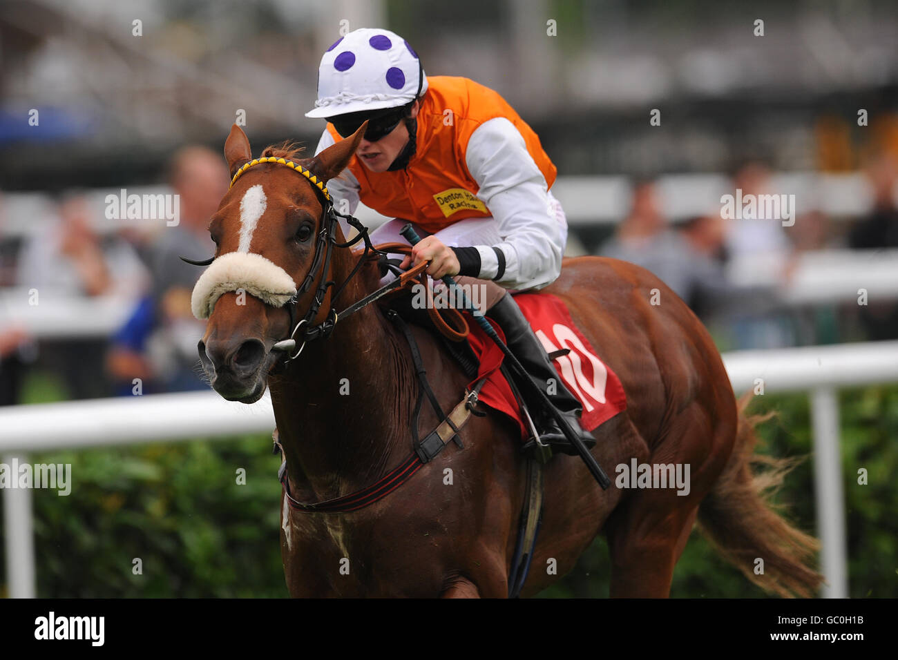 Pferderennen - Der Simpson Millar Race Day - Doncaster Racecourse. Legal Legacy, das von Philip Makin geritten wird, gewinnt weiterhin die Keep the Post Public Handicap-Einsätze Stockfoto