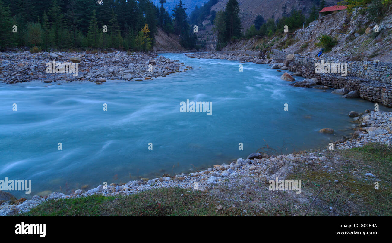 Schöne Baspa Fluss fließt durch Sangla Tal von Himachal Pradesh Stockfoto