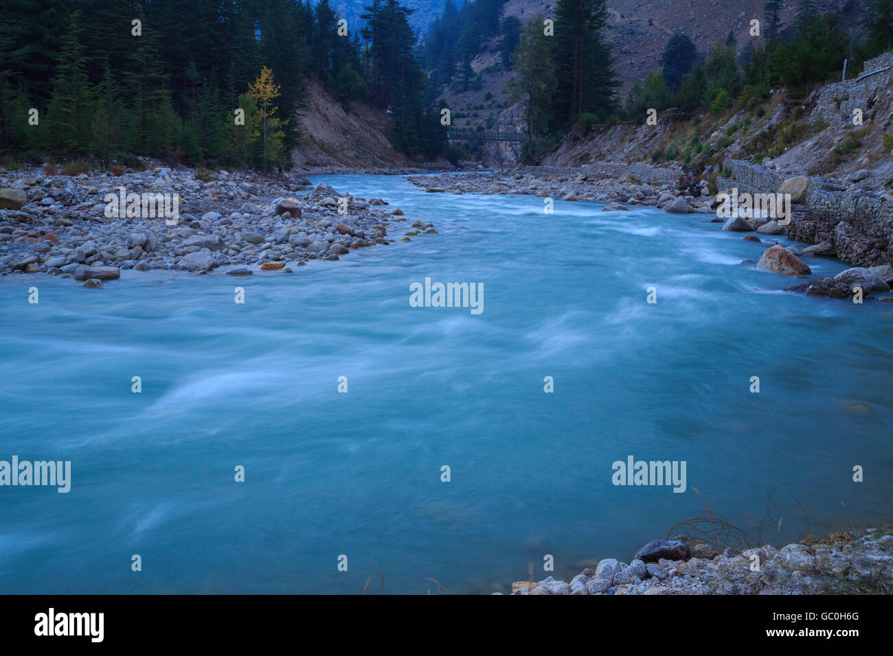 Schöne Baspa Fluss fließt durch Sangla Tal von Himachal Pradesh Stockfoto