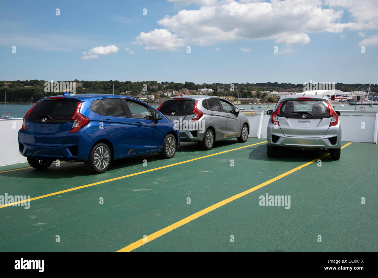 Neue Autos an Bord einer Fähre Isle Of Wight. Die Autos werden vergoldet und verkauft auf der Insel Stockfoto