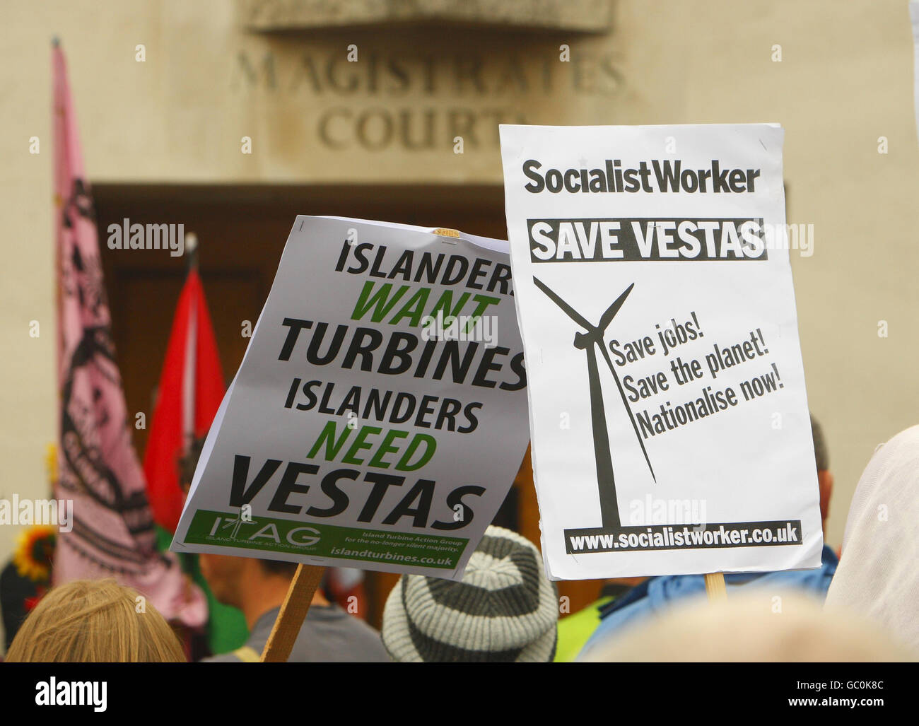 Kürzlich protestieren entlassene Vestas-Mitarbeiter und grüne Aktivisten vor dem Gerichtsgebäude in Newport, Isle of Wight, als das Unternehmen versucht, ehemalige Mitarbeiter aus ihrem Eigentum zu entfernen. Stockfoto