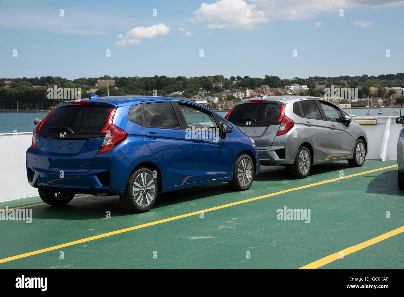 Neue Autos an Bord einer Fähre Isle Of Wight. Die Autos werden vergoldet und verkauft auf der Insel Stockfoto