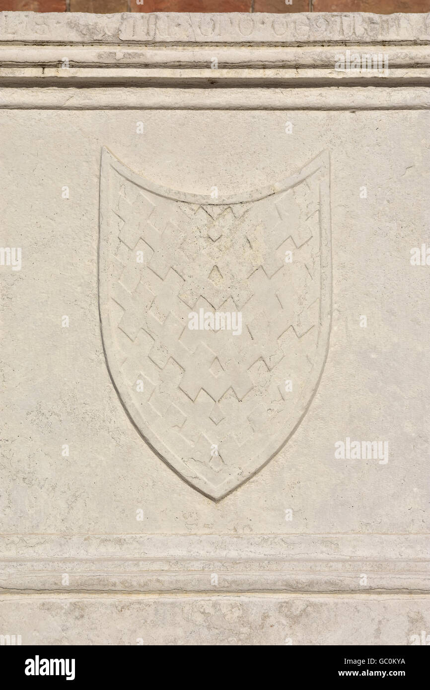 Relief eines Schildes von eines alten Sarkophags auf St. John und Paul gotischen Fassade in Venedig Stockfoto