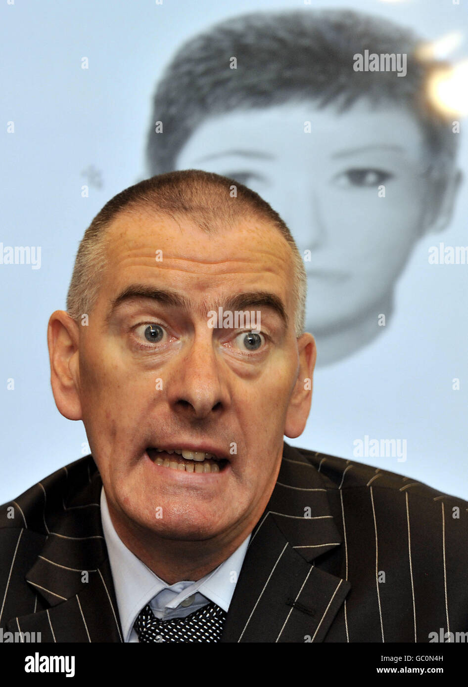 ALTERNATIVES ERNTEGUT. Privatdetektiv Dave Edgar spricht bei einer Pressekonferenz in London zu den Medien und bittet um Informationen über das Verschwinden von Madeleine McCann. Stockfoto