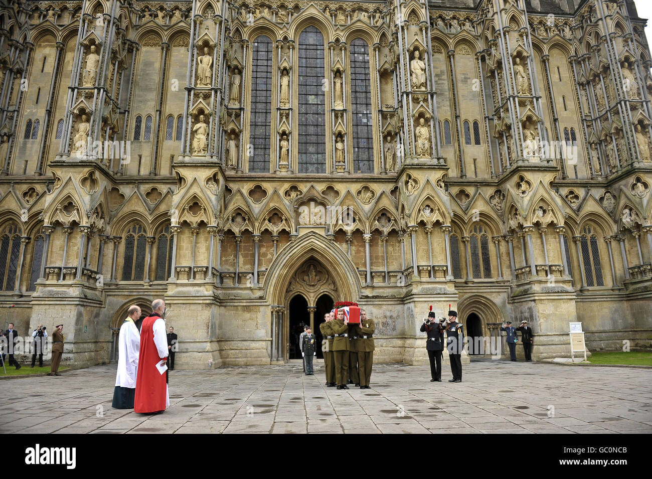 Buglers spielen The Last Post, während der Fahnensarg von Harry Patch nach dem Gottesdienst in Somerset von Soldaten aus den Gewehren aus der Kathedrale von Wells ausgeführt wird. Stockfoto