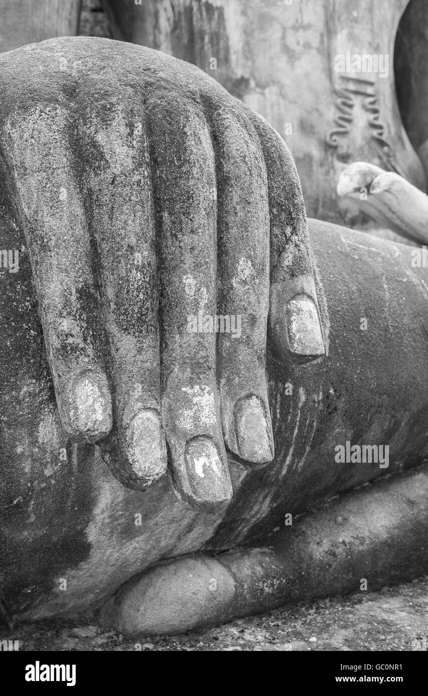 Schwarzweißansicht von hand Buddha-Statue mit selektiven Fokus Stockfoto