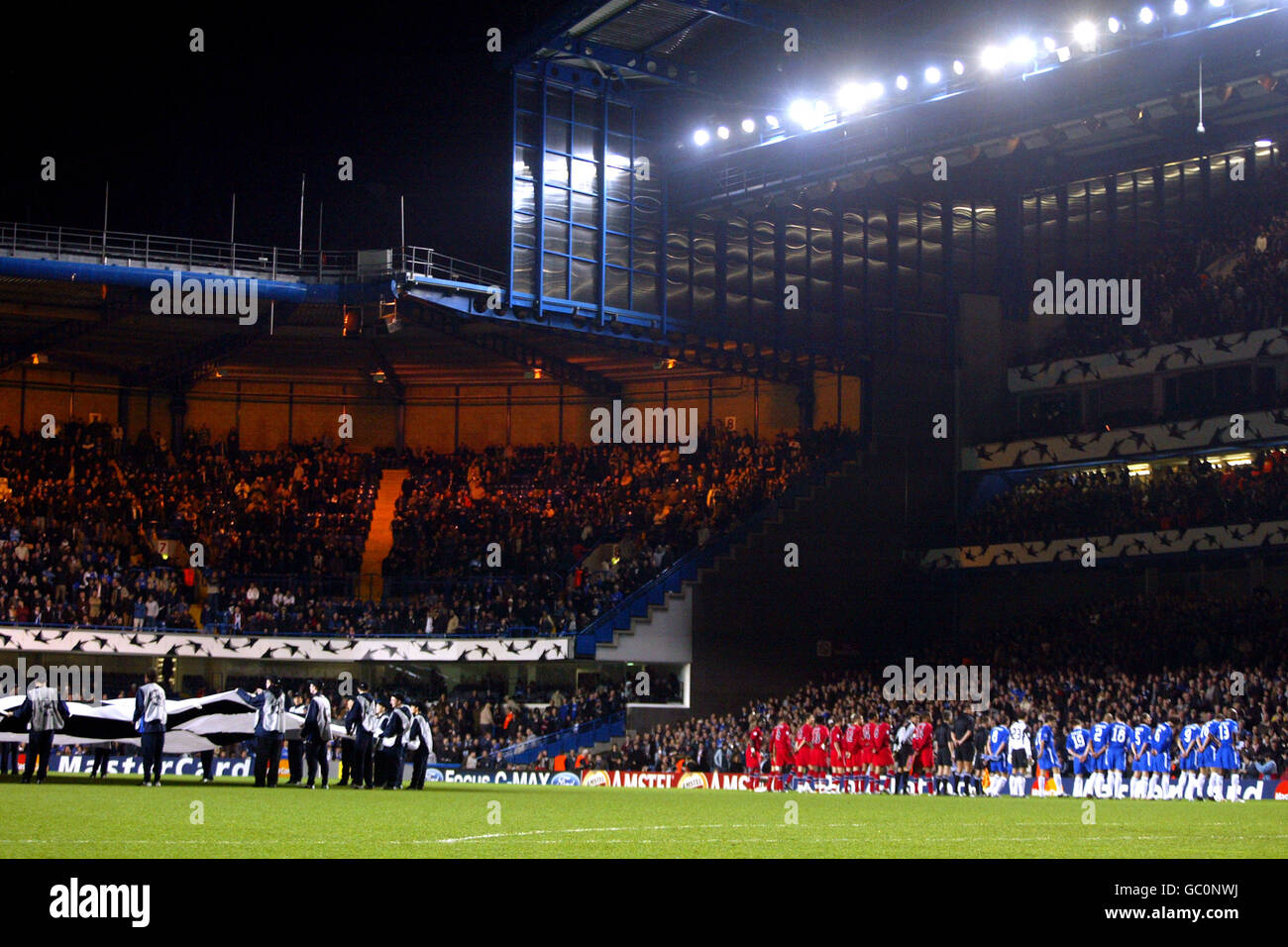 Fußball - UEFA Champions League - Gruppe H - Chelsea gegen Paris Saint  Germain. Ball Boys schütteln die riesige Flagge, während das Team sich  aufspielt Stockfotografie - Alamy
