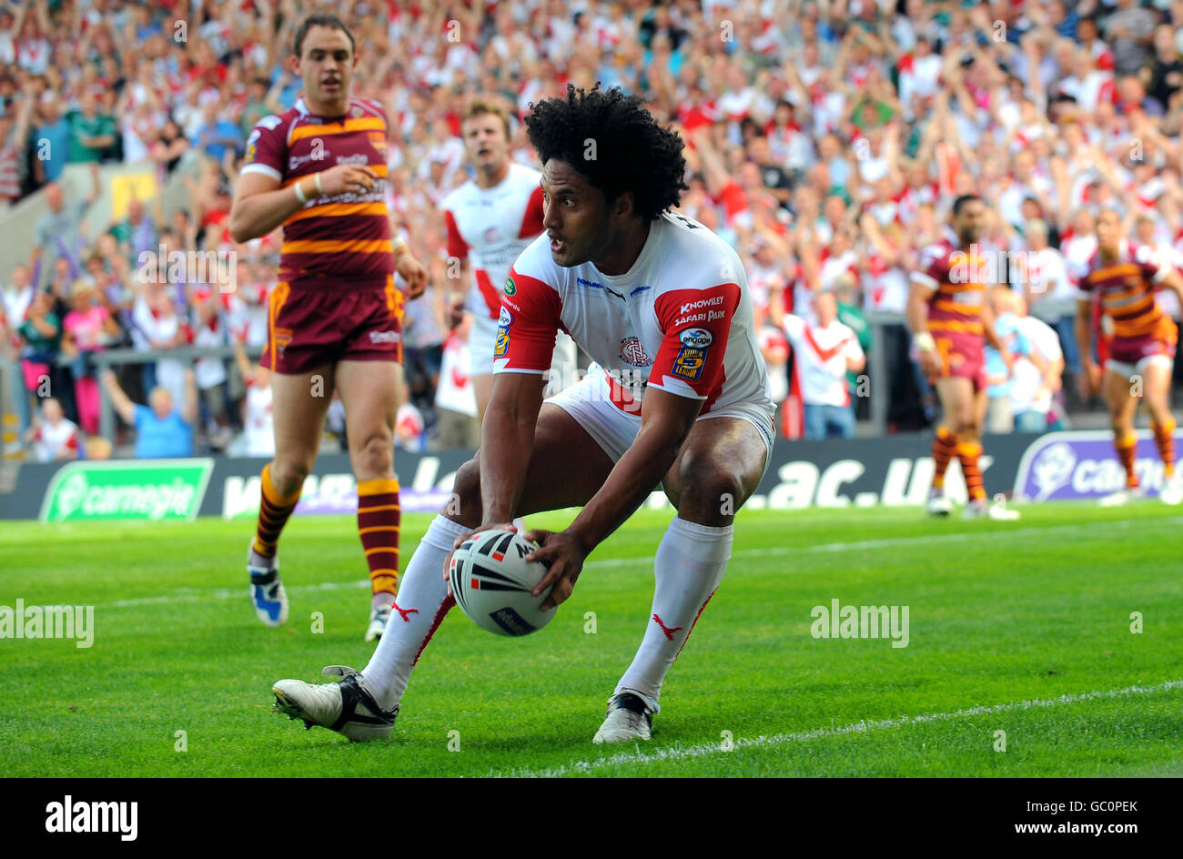 Rugby League - 2009 Carnegie Challenge Cup - Halbfinale - St Helens gegen Huddersfield Giants - Halliwell Jones Stadium. Francis Meli von St. Helens gibt einen Versuch ab Stockfoto