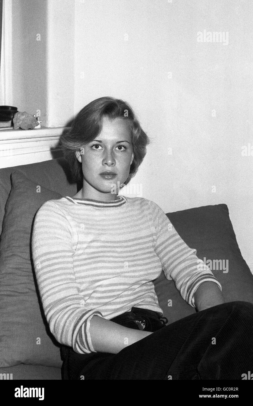 In einer Wohnung in der Marylebone Road, London, befindet sich heute Abend Gillie Holme, die heute gegen Kaution freigelassen wurde, bis sie gegen eine einmonatige Haftstrafe wegen Plünderung während des gestrigen Notting Hill-Aufruhrs Berufung eingelegt hatte. Stockfoto