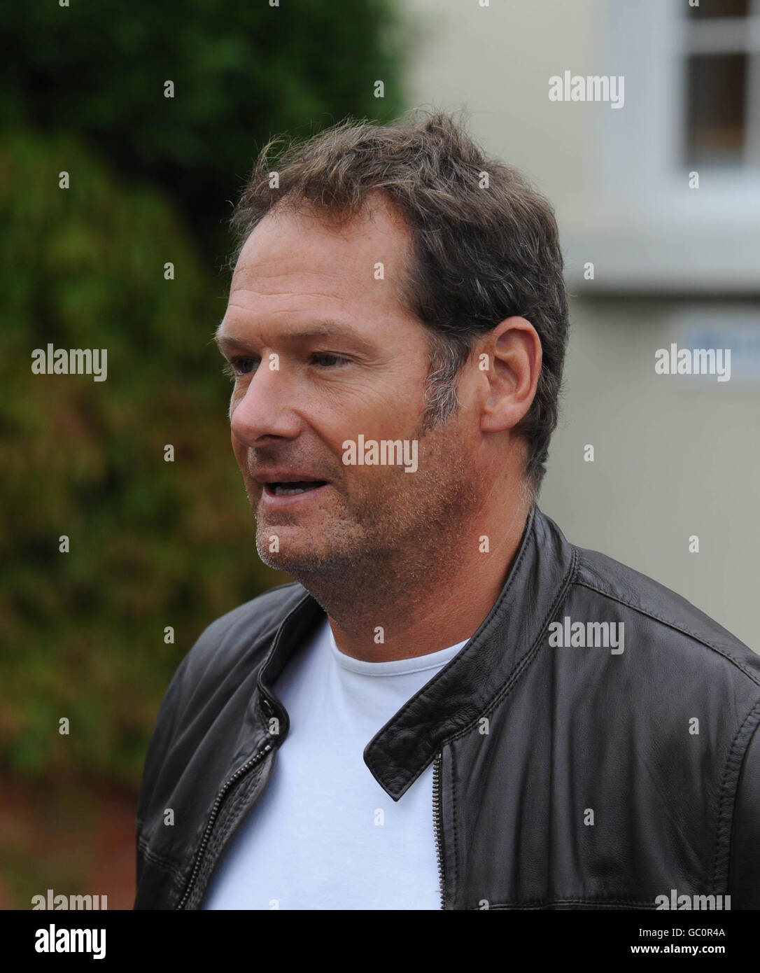 Mark Lester. Mark Lester verlässt die Carlton Clinic in der Carlton Street, Cheltenham. Stockfoto