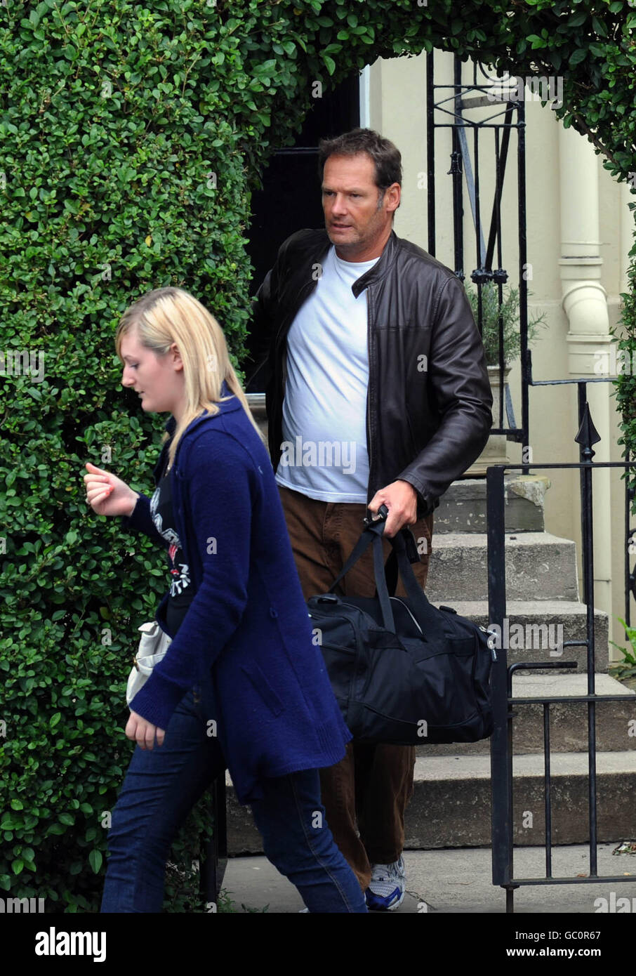 Mark Lester folgt seiner Tochter Lucy, als sie die Carlton Clinic in der Carlton Street, Cheltenham, verlassen. Stockfoto