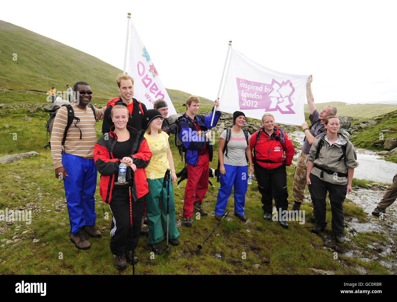 Prinz William, der Patron von Centerpoint und der Bergrettung in England und Wales ist, mit einer Gruppe von obdachlosen jungen Menschen, die von Centerpoint auf einem Fell Walk in Cumbria heute mit Freiwilligen vom Bergrettungsdienst in Cumbria unterstützt wurden. Bilddatum: Freitag, 24. Juli 2009. Sie hoben auch eine London 2012 Flagge, um drei Jahre bis zum Beginn der Olympischen Spiele zu markieren. Siehe PA Geschichte ROYAL William. Bildnachweis sollte lauten: John Giles/PA Wire Stockfoto
