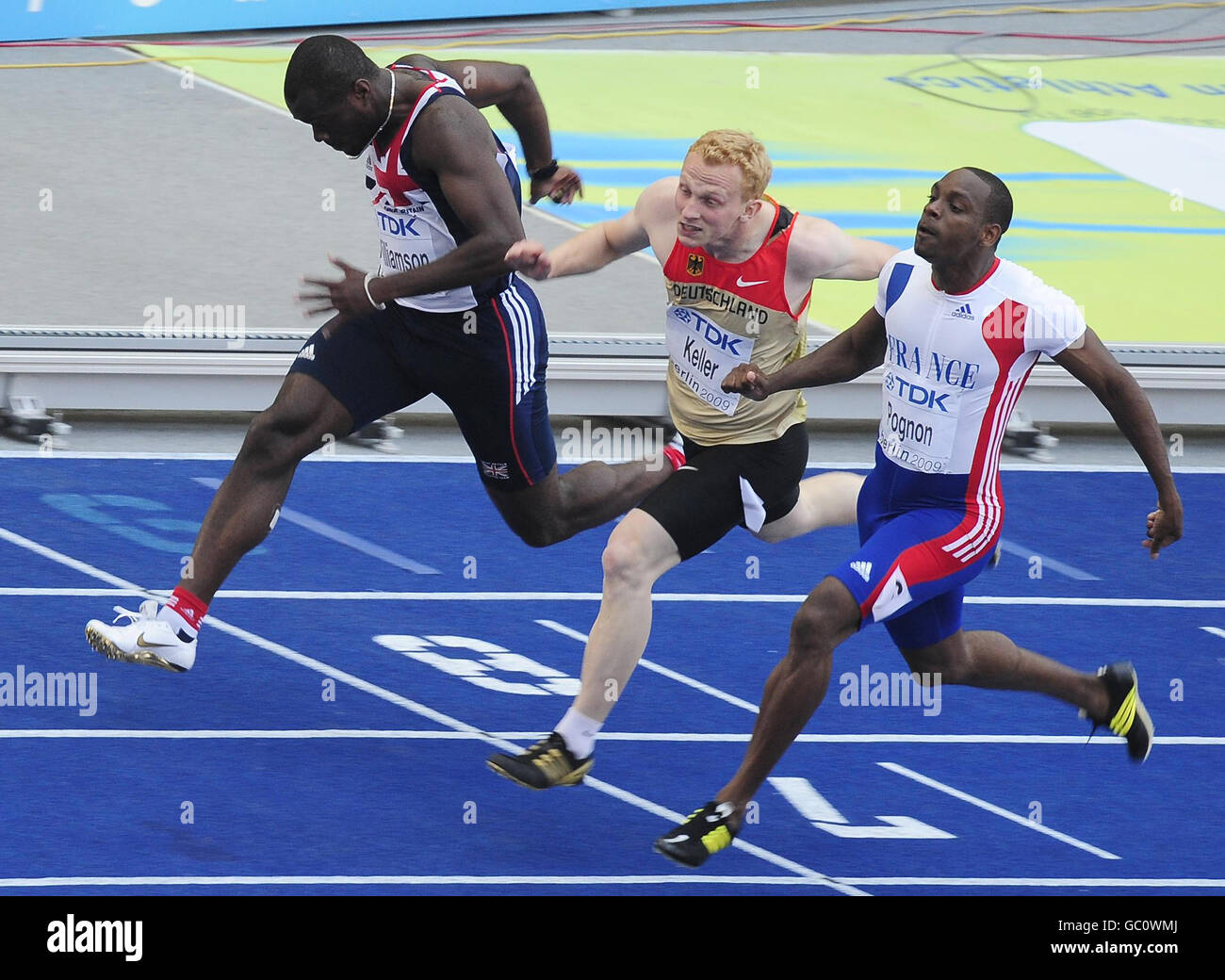 Der Großbritanniens Simeon Williamson (links) qualifiziert sich für die nächste Runde der 100 Meter Männer nach seinem zweiten Platz bei der IAAF-Weltmeisterschaft im Olympiastadion, Berlin. Stockfoto