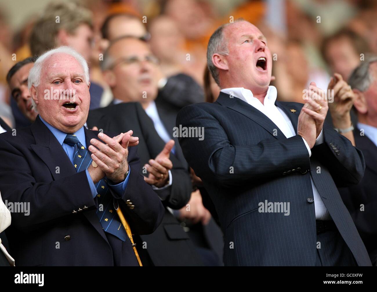 Wolverhampton Wanderers Chairman Steve Morgan (rechts) und Präsident Sir Jack Hayward (links) feuert die Seite in den Tribünen an Stockfoto