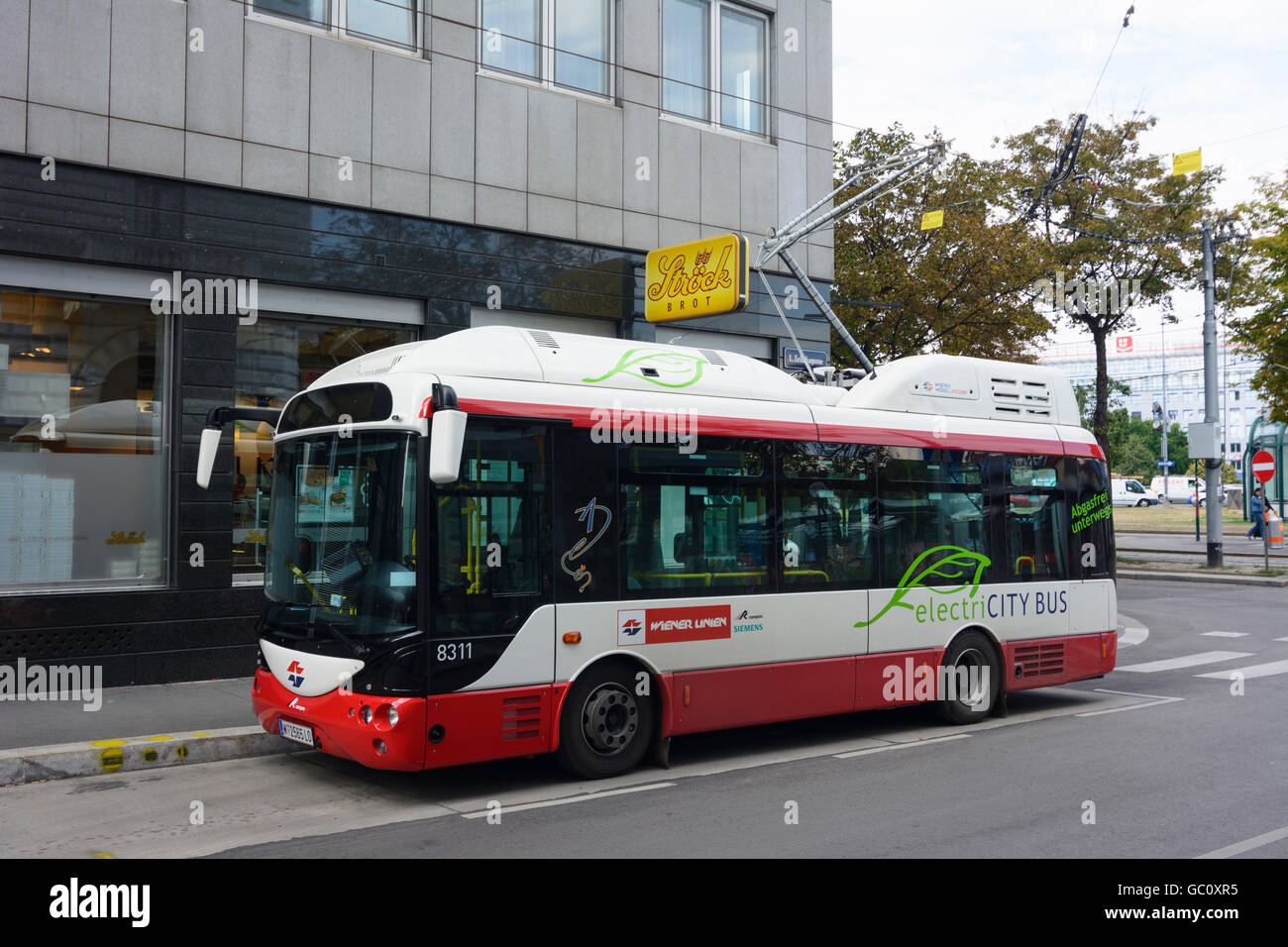 Wien, Vienna Elektrobus, ElectriCitybus-Wiener-Linien-Bus mit Elektrobatterie Laufwerk geladen, die neuen Fahrzeuge durch eine Hose Stockfoto