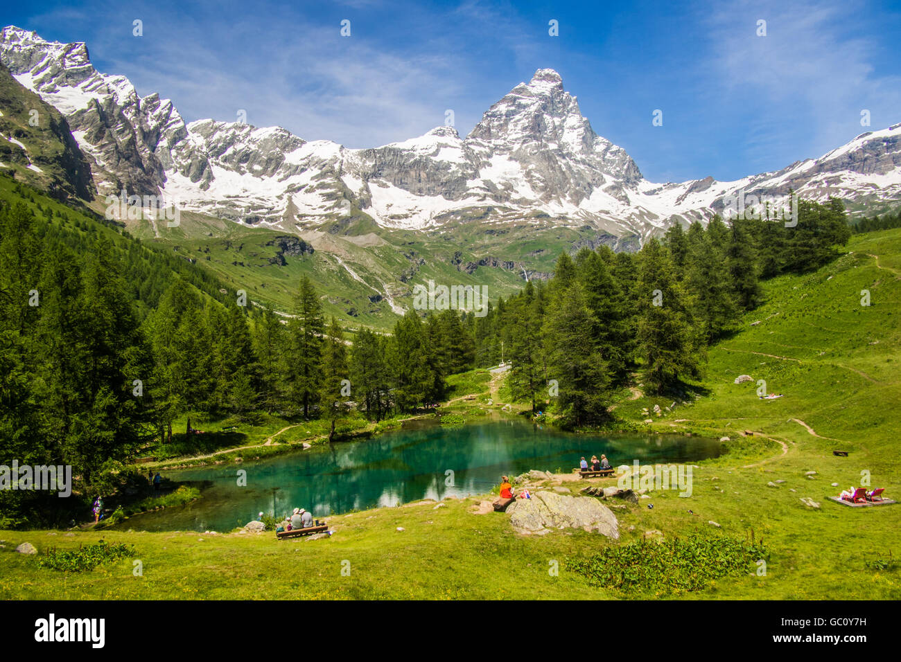 Lago Blu (Lake Blue), mit Cervino Berg (aka Matterhorn in der Schweiz), Aostatal, Italien. Stockfoto