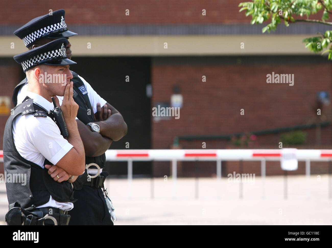 Zwei Polizisten stehen auf der Wache am Wimbledon Magistrate Court in Wimbledon Süd-West London, wo Craig Calderwood, 26, und Solomun Beyene, 24, sollten erscheinen. Stockfoto