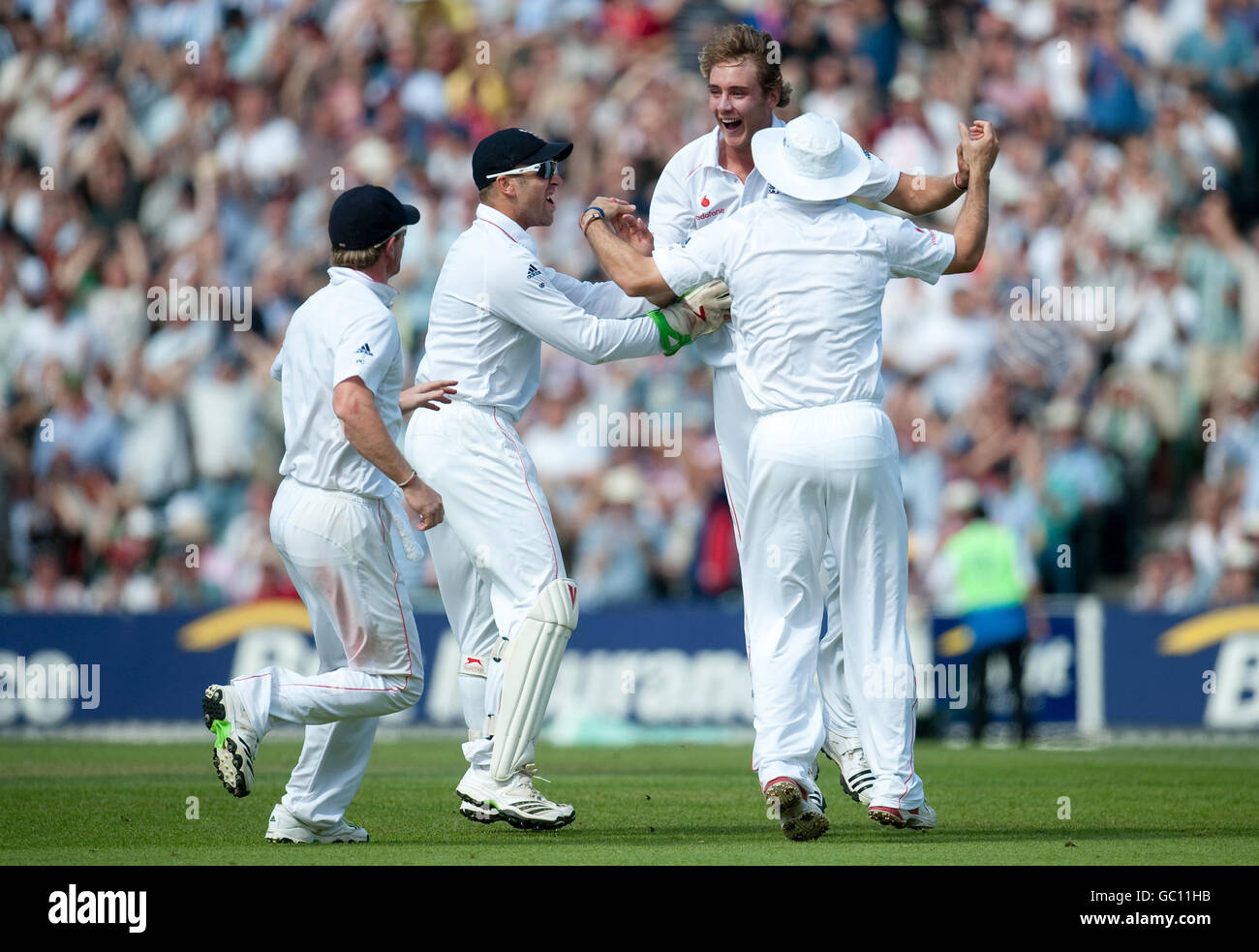 Englands Stuart Broad feiert die Abschwungung des australischen Michael Hussey beim fünften npower Test Match im Oval, London. Stockfoto