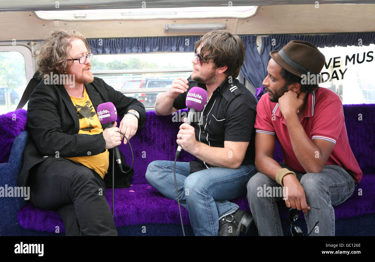 Athlet wird von Absolute Radio DJ Geoff Lloyd Backstage im Absolute Radio VIP Bereich während des Virgin Media V Festival im Hylands Park, Chelmsford, Essex interviewt. DRÜCKEN Sie VERBANDSFOTO. Bilddatum: Sonntag, 23. August 2009. Siehe PA Story SHOWBIZ VFestival. Bildnachweis sollte lauten: PA Wire Stockfoto