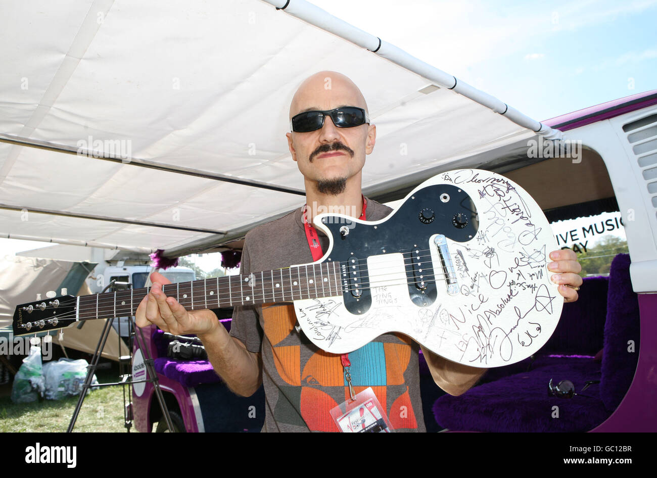 Tim Booth von James backstage im Absolute Radio VIP Bereich während des Virgin Media V Festivals im Hylands Park, Chelmsford, Essex. DRÜCKEN SIE VERBANDSFOTO. Bilddatum: Sonntag, 23. August 2009. Siehe PA Story SHOWBIZ VFestival. Bildnachweis sollte lauten: PA Wire Stockfoto