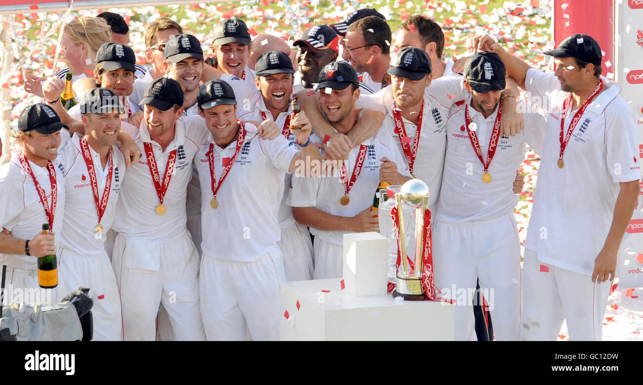 England feiert, nachdem es die Asche beim fünften npower-Testspiel im Oval, London, gewonnen hat. Stockfoto